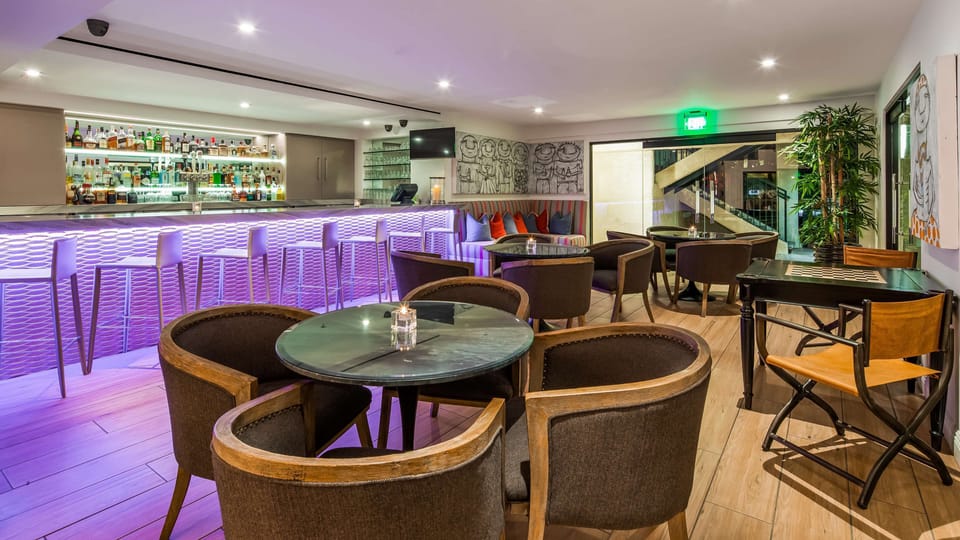2 bars/lounges, poolside bar