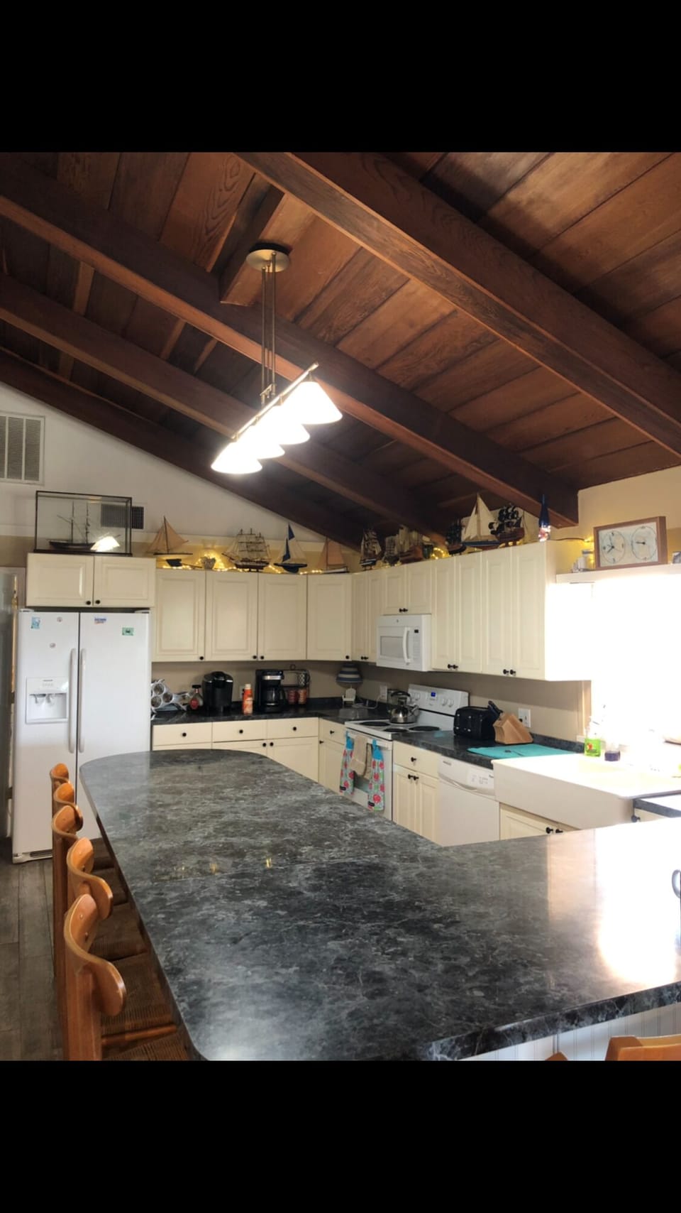 Fully stocked kitchen, new lights, 10 chair eat at island 