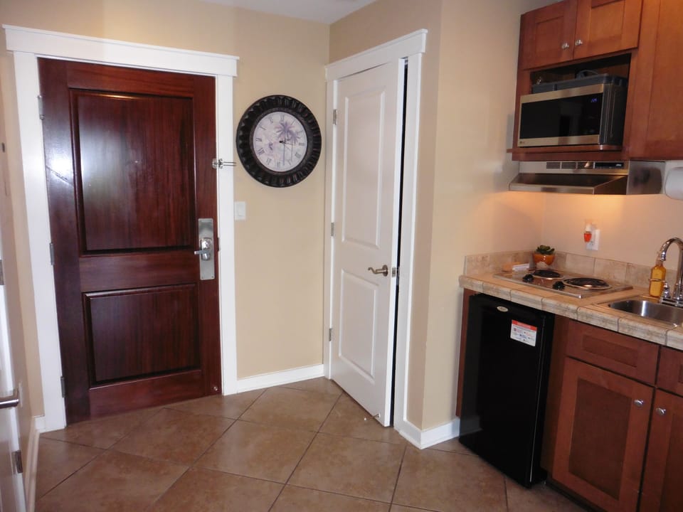 entry door/kitchen 