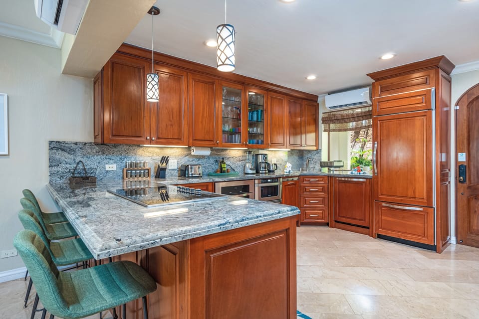 The kitchen includes ice-maker & a blender for margaritas and daiquiris!