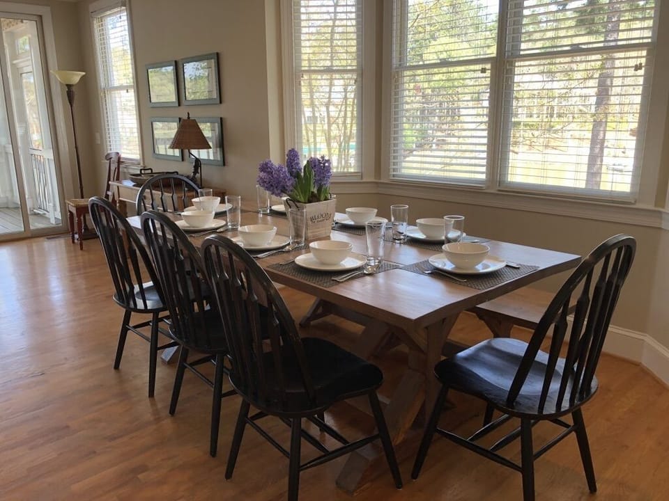 dine with great views of the lake