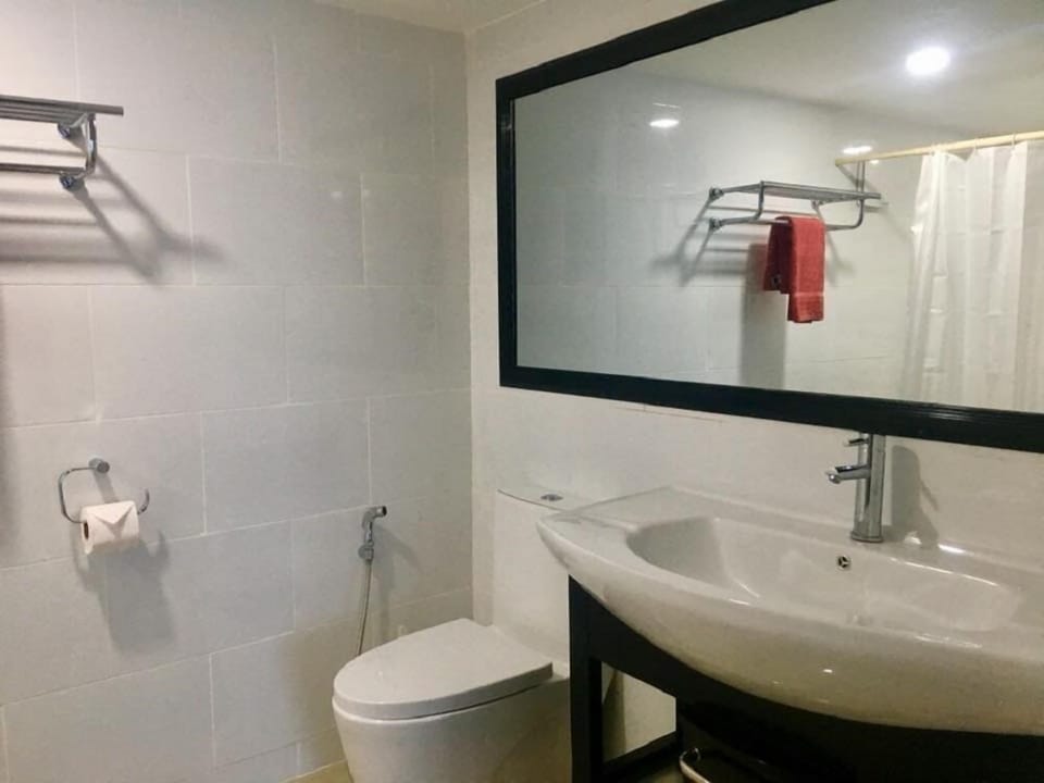 Shower, free toiletries, hair dryer, bidet