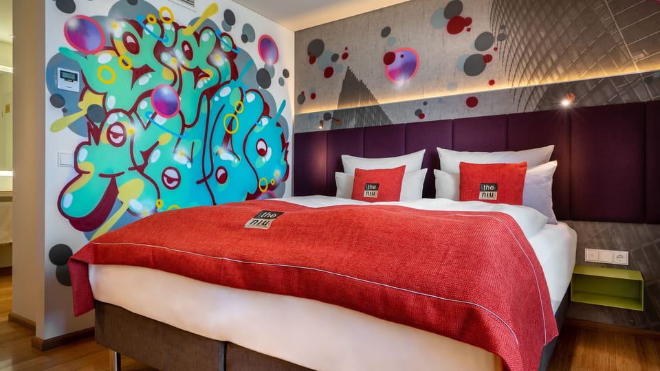 Premium Room, 1 Queen Bed | In-room safe, desk, blackout drapes, soundproofing
