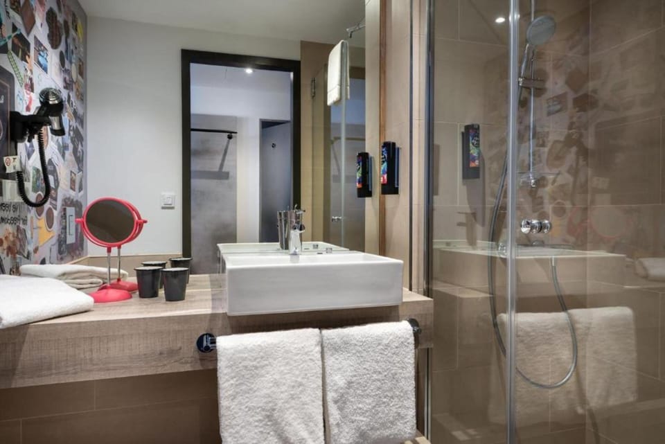 Shower, free toiletries, hair dryer, towels