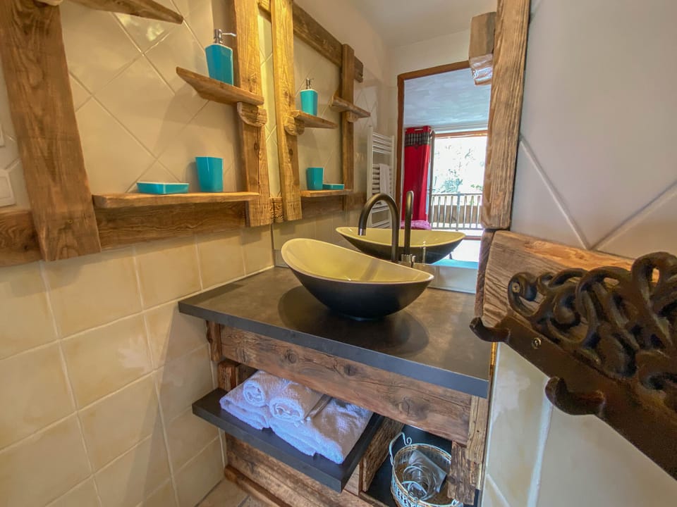 Double or Twin Room, Ensuite, Mountain View (Fond de la Grange) | Bathroom