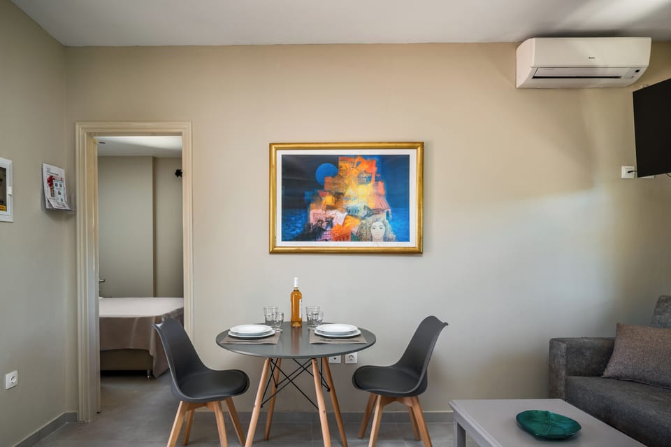 Full-size fridge, microwave, oven, stovetop