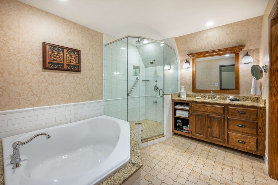 Suite, 1 King Bed, Non Smoking, Jetted Tub (Larger Room) | Bathroom | Eco-friendly toiletries, hair dryer, towels