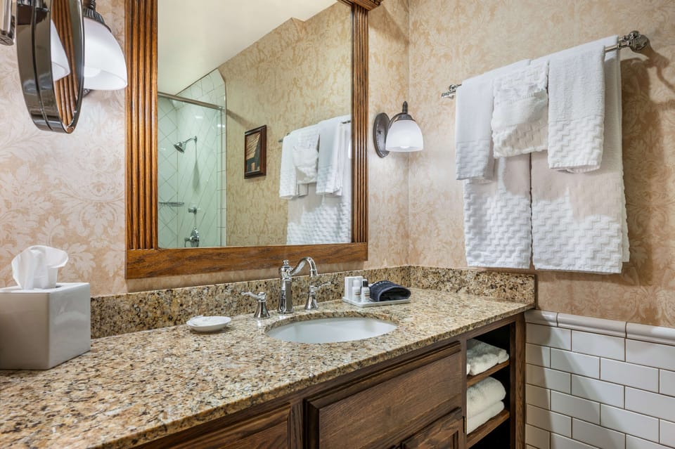 Standard Room, 1 King Bed, Non Smoking, Refrigerator | Bathroom | Eco-friendly toiletries, hair dryer, towels