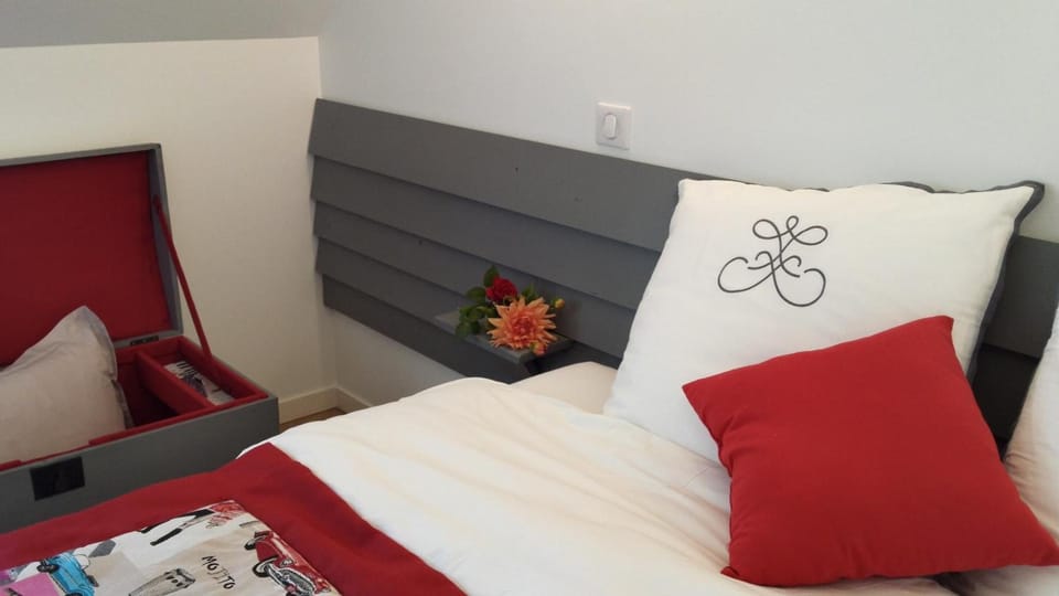 3 bedrooms, individually decorated, individually furnished, desk