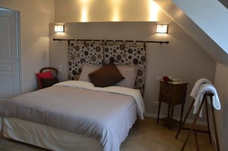 Room (Madeleine) | 3 bedrooms, individually decorated, individually furnished, desk