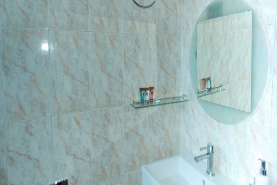 Comfort Room | Bathroom | Shower, free toiletries, towels