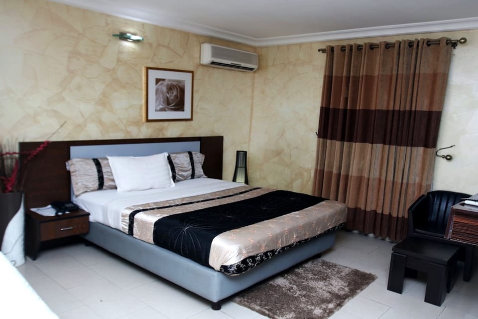 Executive Room | Premium bedding, in-room safe, desk, laptop workspace
