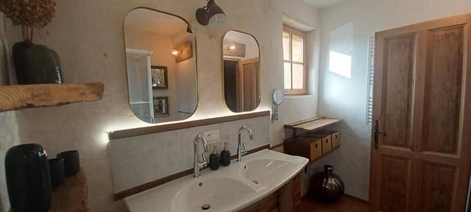 Shower, rainfall showerhead, free toiletries, hair dryer