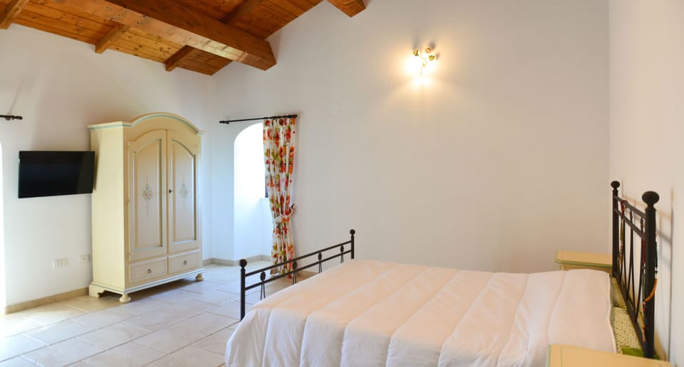 Deluxe Triple Room | Desk, blackout drapes, free cribs/infant beds, free WiFi