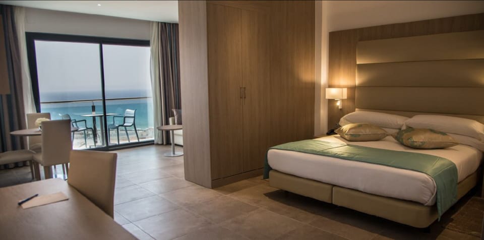 Double Room, Sea View | Minibar, in-room safe, desk, blackout drapes