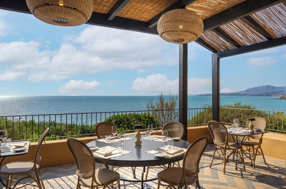 4 restaurants; breakfast, lunch, and dinner served