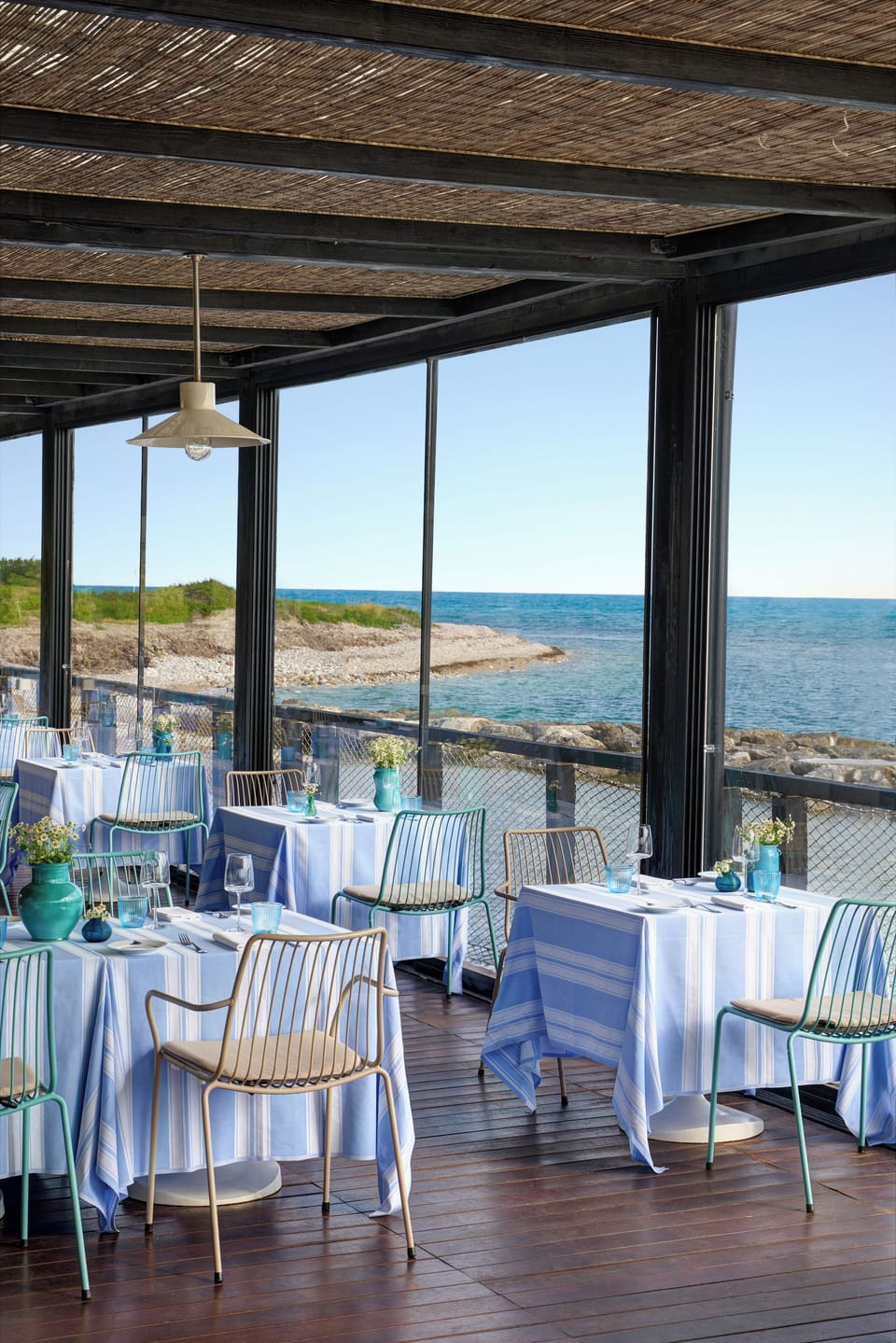 4 restaurants; breakfast, lunch, and dinner served