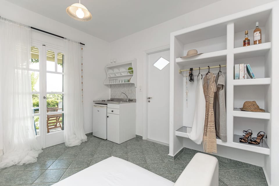 Deluxe Family Studio with Private Terrace Superior Studio | Private kitchen | Fridge, stovetop, cookware/dishes/utensils