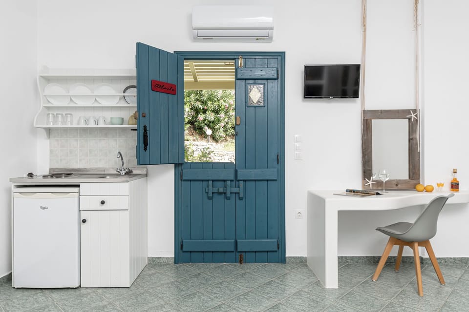 Superior Studio with Private Terrace | Private kitchen | Fridge, stovetop, cookware/dishes/utensils