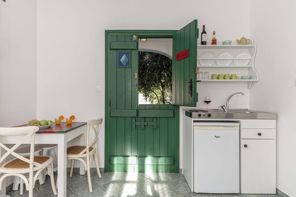 Deluxe Family Studio with Private Terrace Superior Studio | Private kitchen | Fridge, stovetop, cookware/dishes/utensils