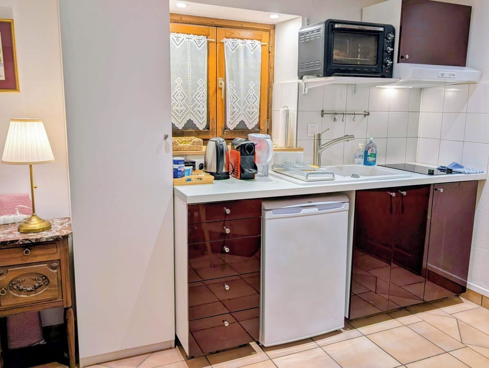 Classic Double or Twin Room (Chambre 1) | Desk, WiFi (free), bed sheets
