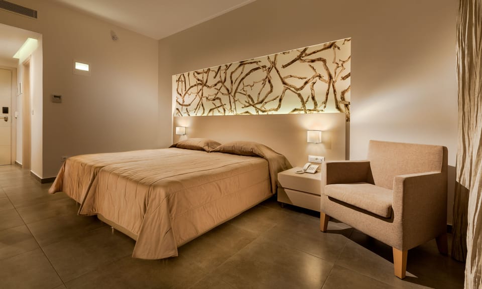 Deluxe Double Room | In-room safe, blackout drapes, soundproofing, free cribs/infant beds