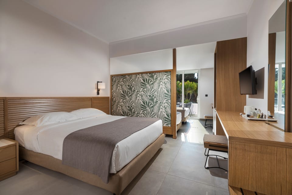 Family Room | In-room safe, blackout drapes, soundproofing, free cribs/infant beds