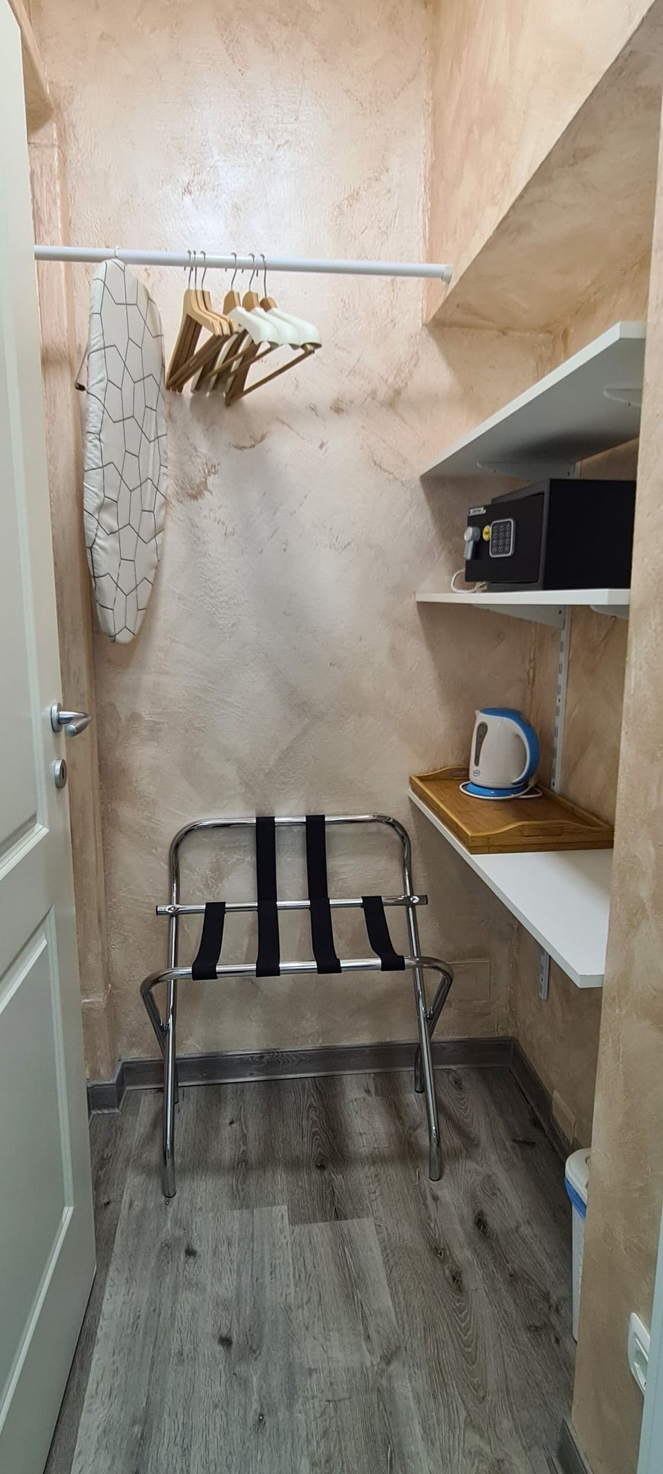 Classic Double Room, 1 Queen Bed, Private Bathroom | In-room safe, desk, blackout drapes, iron/ironing board