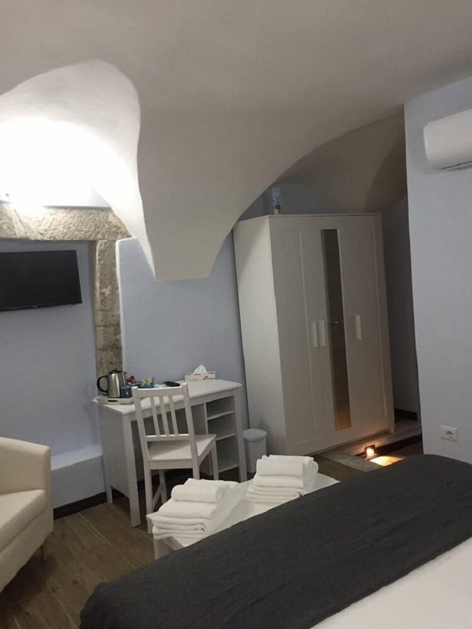 Double Room (1 Floor) | Desk, blackout drapes, soundproofing, iron/ironing board