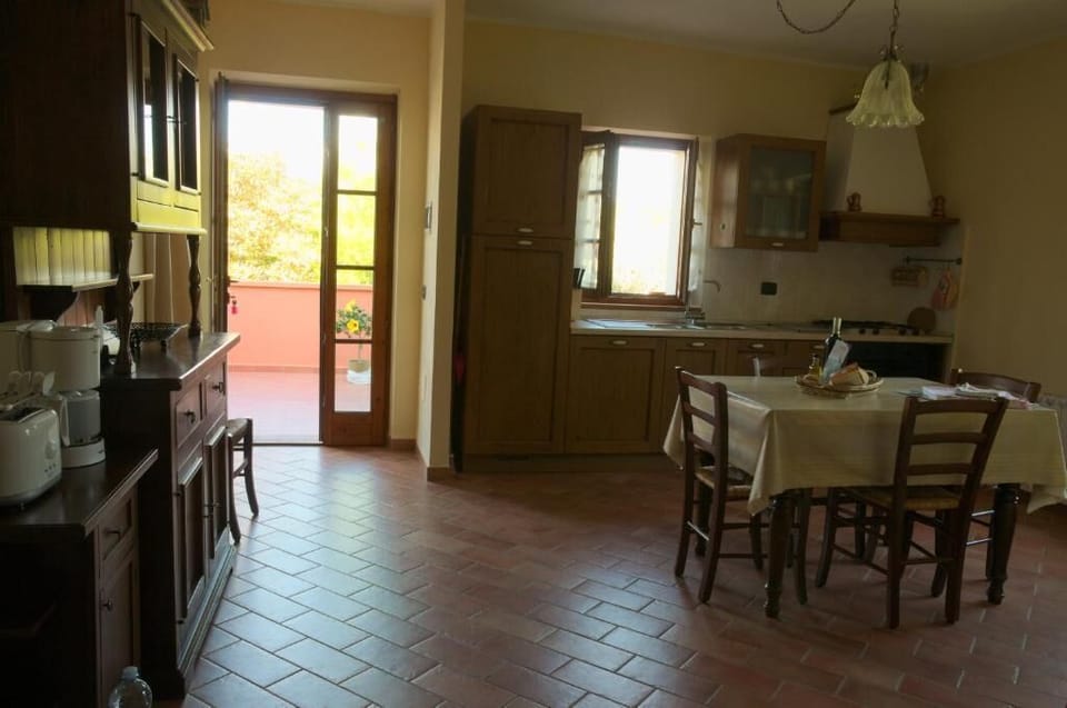 Fridge, oven, stovetop, cookware/dishes/utensils