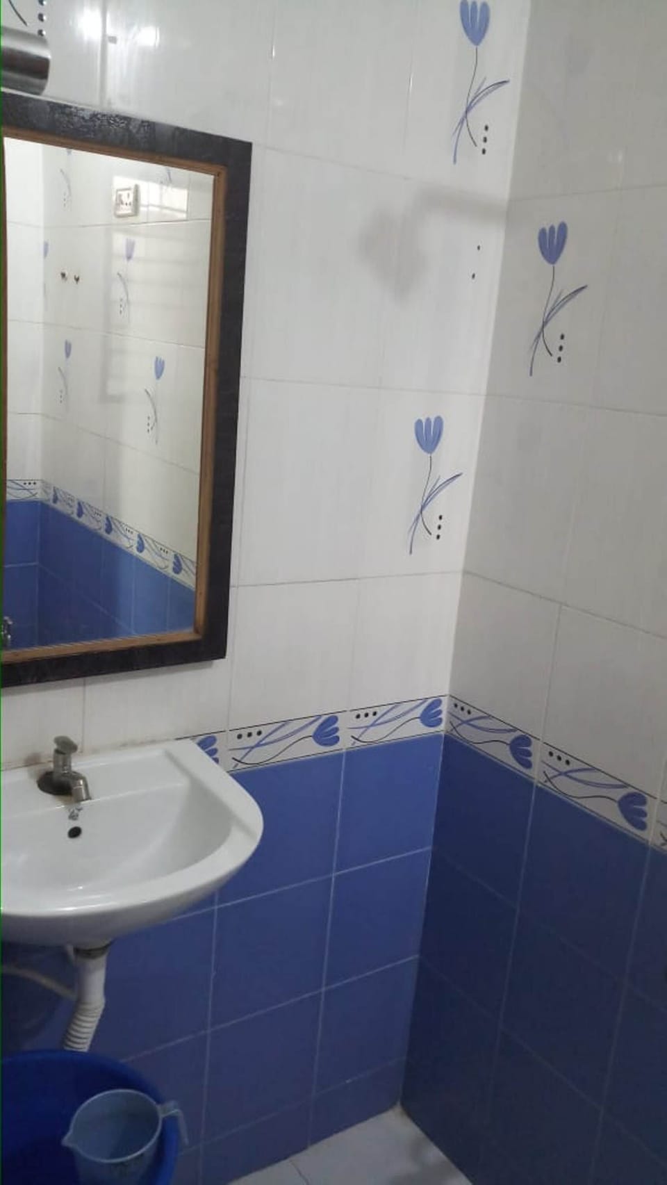 Shower, free toiletries, towels