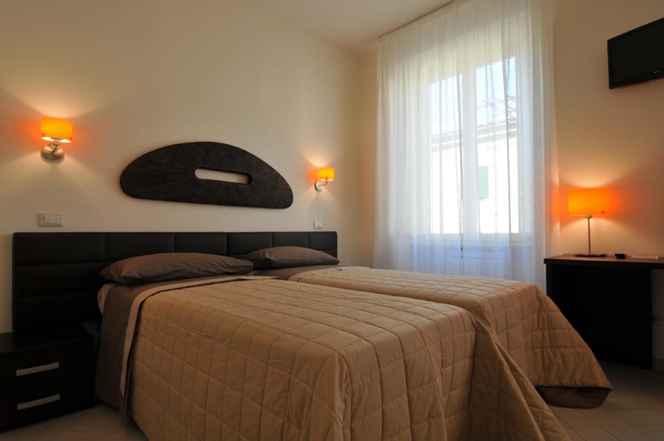 Minibar, desk, soundproofing, free WiFi