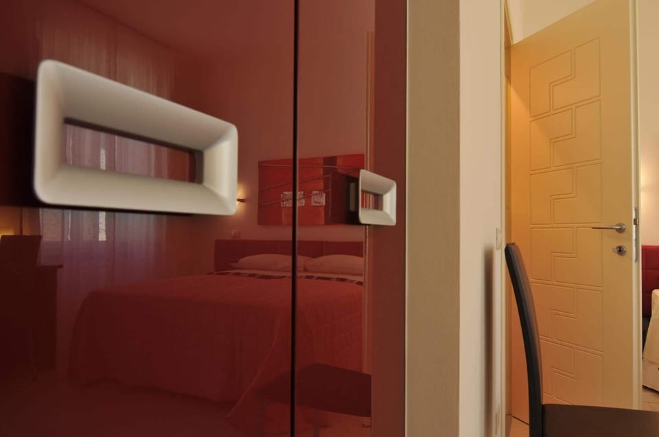 Minibar, desk, soundproofing, free WiFi