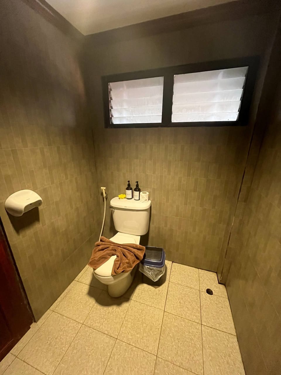 Shower, free toiletries, towels