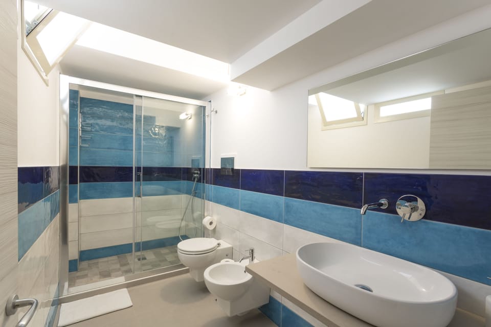 Superior Loft | Bathroom | Shower, hair dryer, bidet, towels