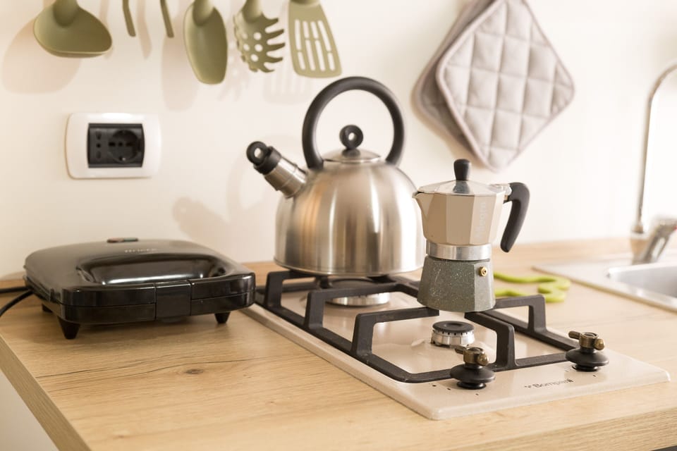 Family Room, 1 Bedroom | Private kitchenette | Fridge, oven, stovetop, coffee/tea maker