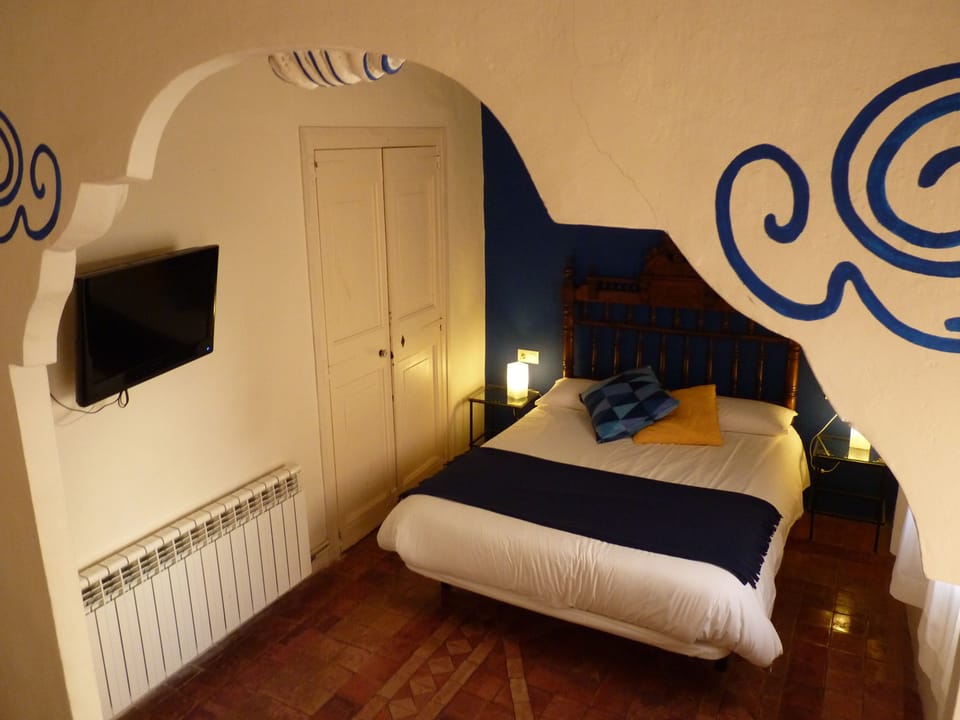 Double Room | Desk, cribs/infant beds, rollaway beds, free WiFi