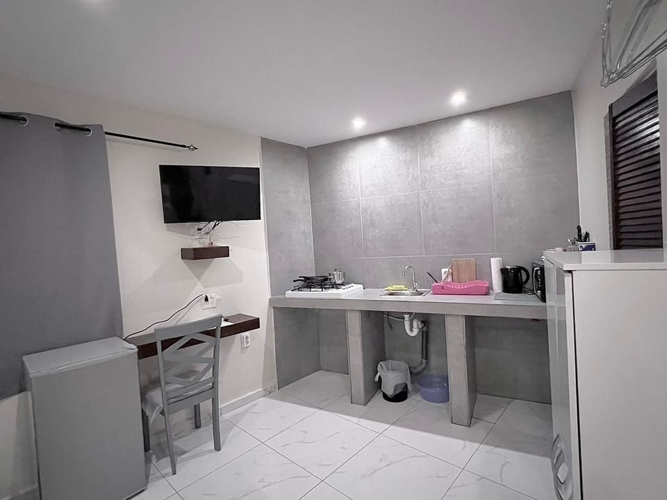 Deluxe Studio, Kitchen | Private kitchen | Microwave