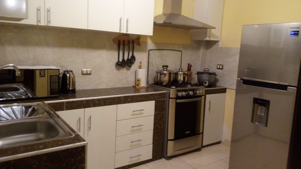 Full-size fridge, microwave, oven, stovetop