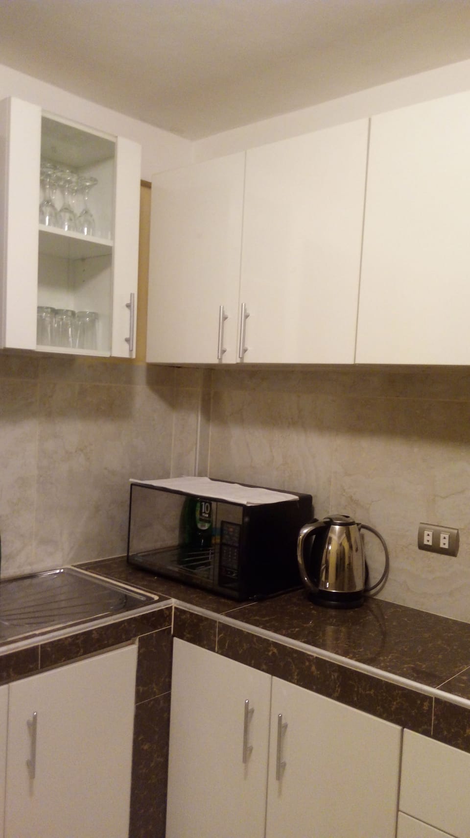 Full-size fridge, microwave, oven, stovetop