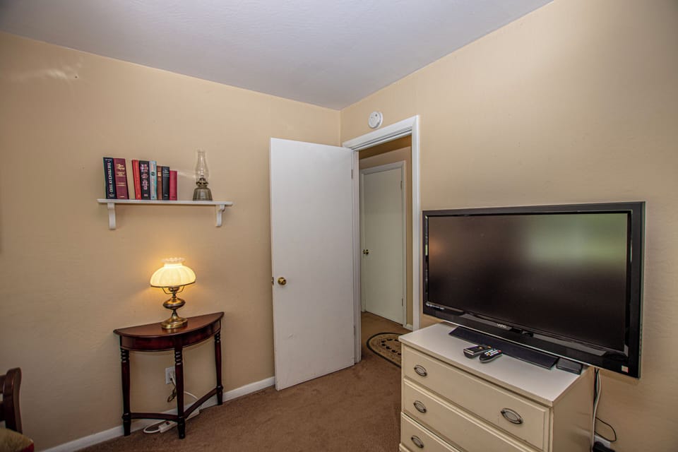 Holland - Bedroom 3 TV