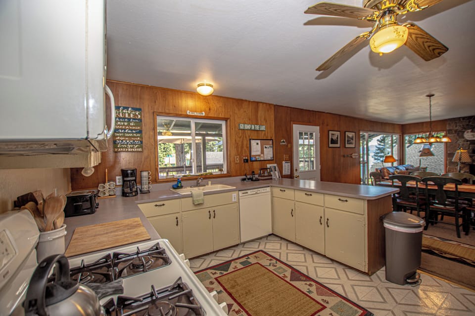 Holland - Kitchen and Dining Area