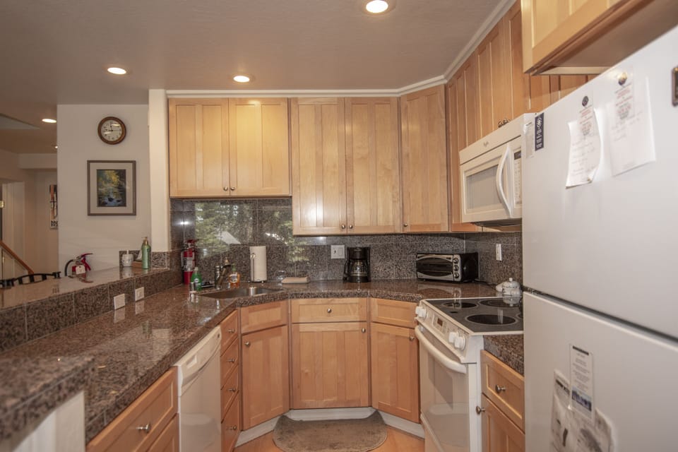 Carnelian Woods 11 Kitchen - Carnelian Woods 11 Kitchen