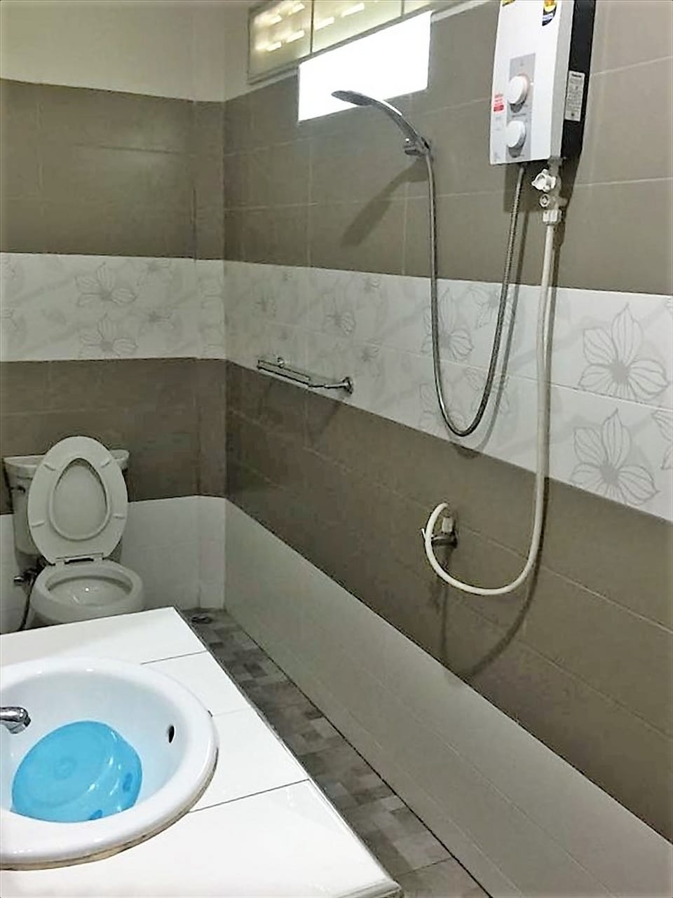 Standard Room | Bathroom | Shower, free toiletries