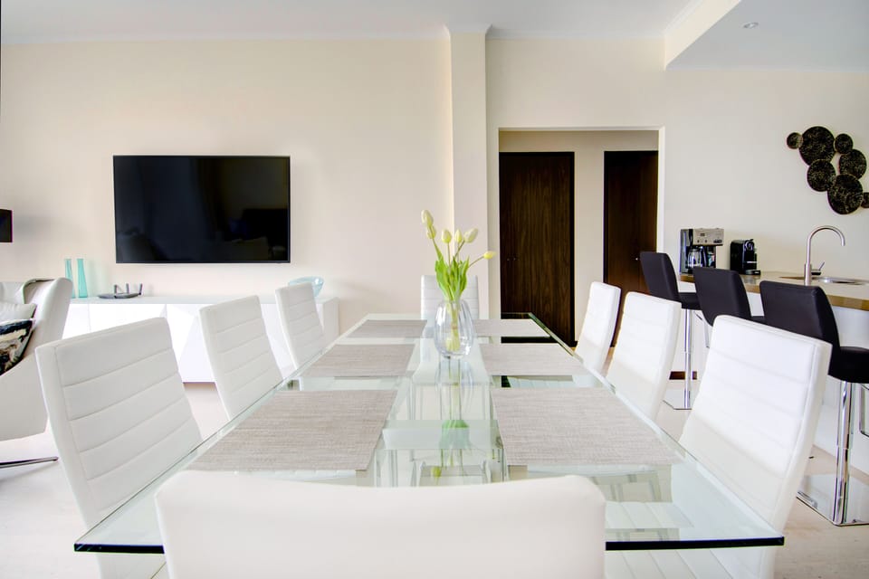 Dining table seats 8 people