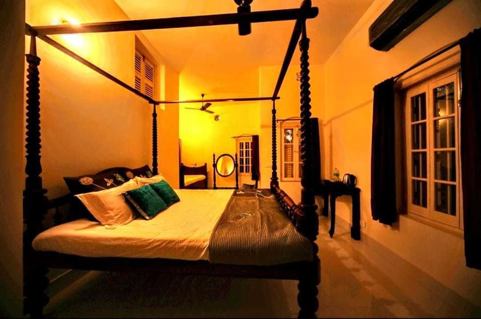 The Kings Chambers  | Premium bedding, blackout drapes, rollaway beds, free WiFi