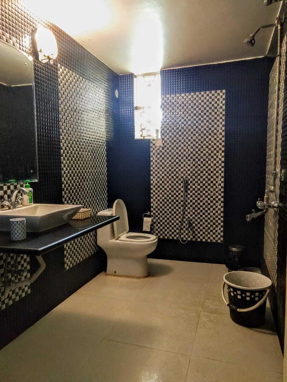 Shower, free toiletries, towels