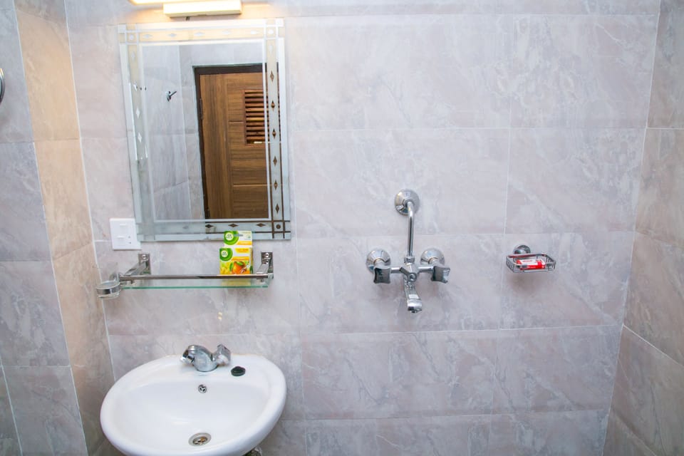Shower, free toiletries