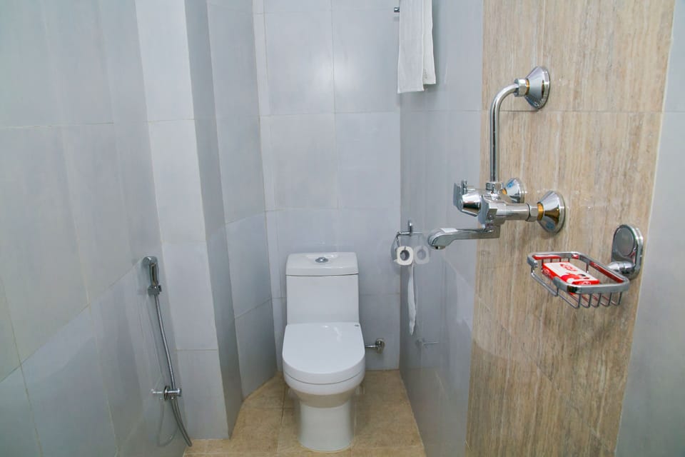 Superior Double Room | Bathroom | Shower, free toiletries