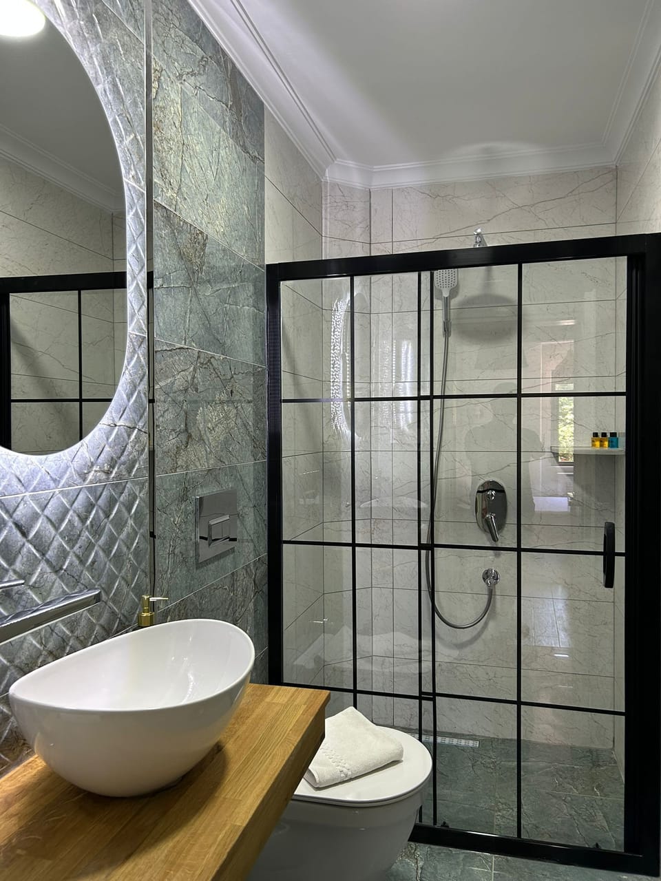 Deluxe Room | Bathroom | Shower, rainfall showerhead, hair dryer, bathrobes